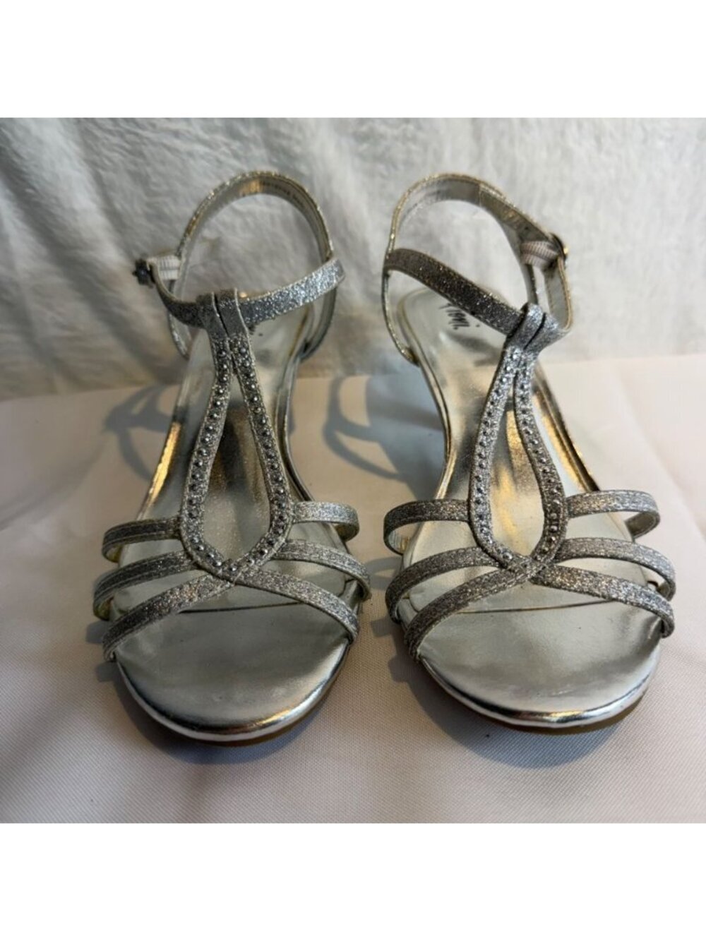 Fioni strappy dress sandals women’s size 6 T-strap silver glitter
